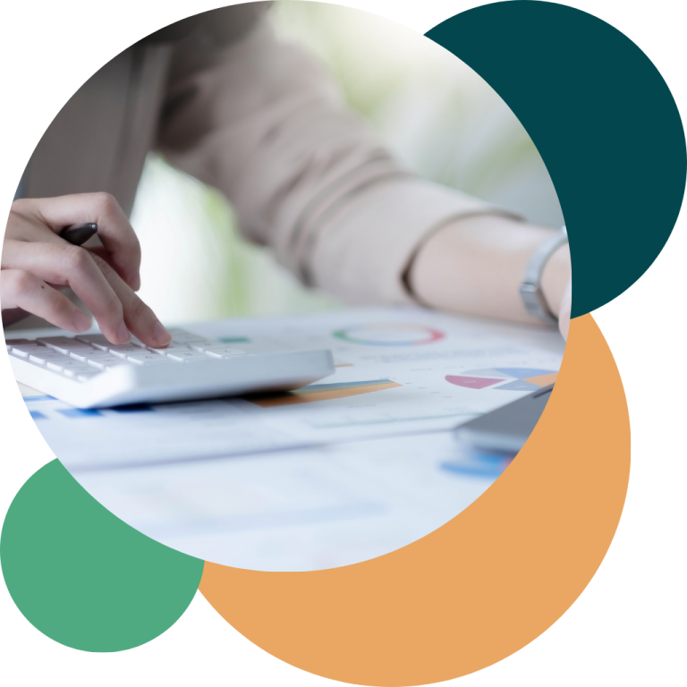 Medewerker werkt aan salarisadministratie met checklist op een bureau.
