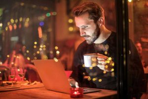 Werkt iemand meer dan zijn contracturen dan moet je overuren uitbetalen. Op de foto zie je iemand die nog laat achter zijn laptop zit te werken